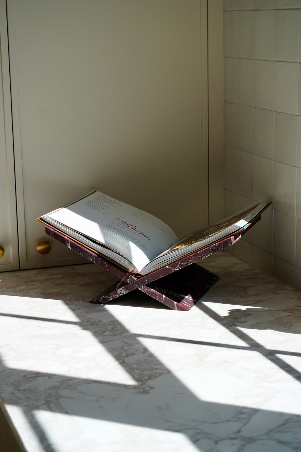 Ketab | Marble book holder - Rosso Levanto